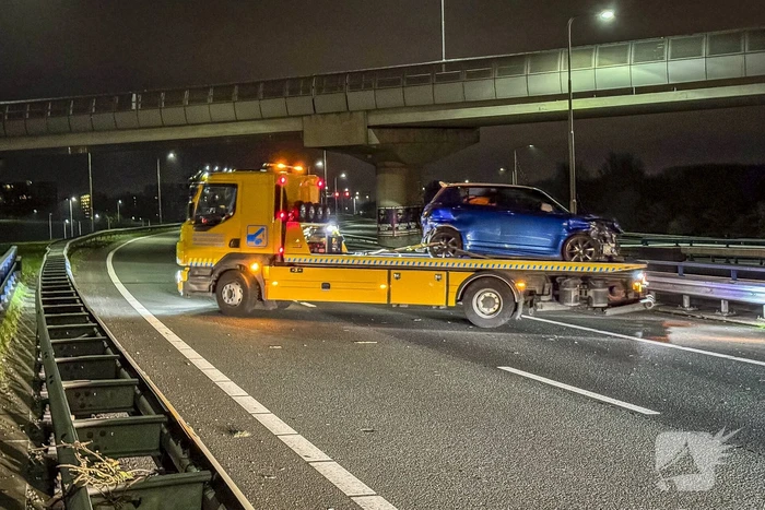 Automobilist raakt gewond nadat hij tegen vangrail botst