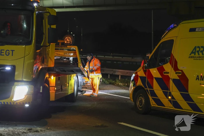 Automobilist raakt gewond nadat hij tegen vangrail botst