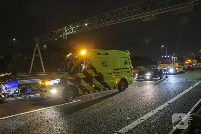 Automobilist raakt gewond nadat hij tegen vangrail botst