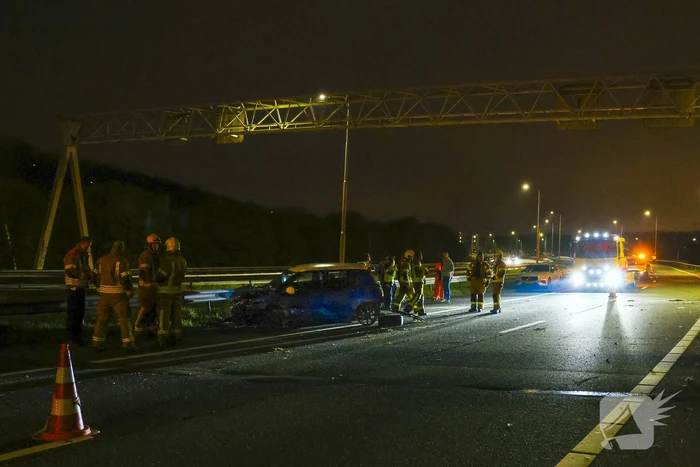Automobilist raakt gewond nadat hij tegen vangrail botst