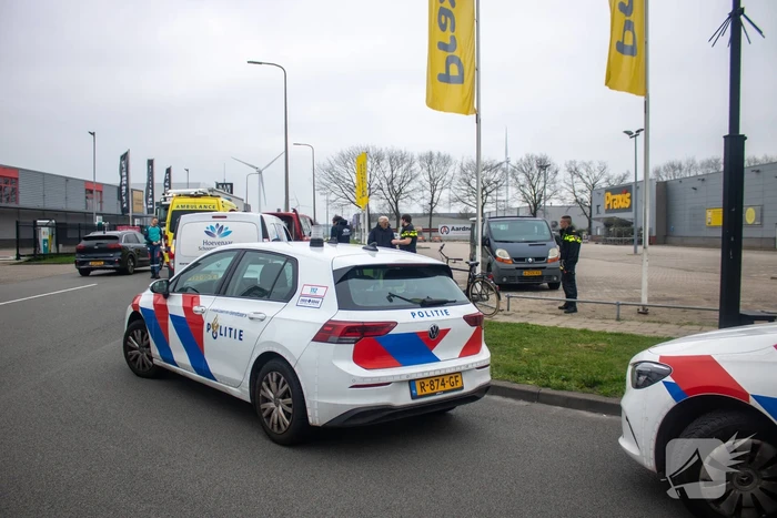 Fietser geschept door bestelbus