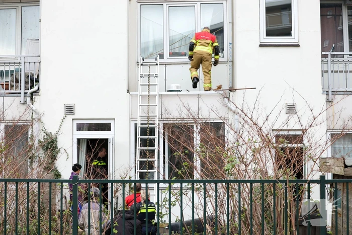 Poes springt van dak tijdens reddingsactie brandweer