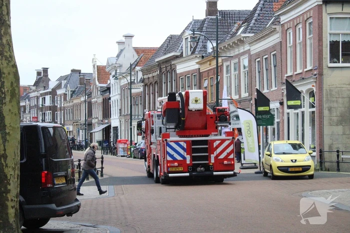 Brandweer onderzoekt brandlucht in hotel