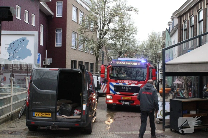 Brandweer onderzoekt brandlucht in hotel