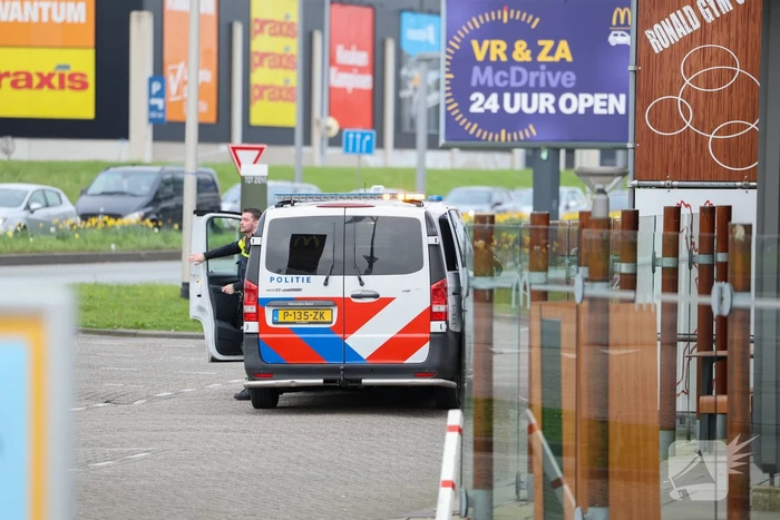Man met verward gedrag laat tas achter in fast-food restaurant