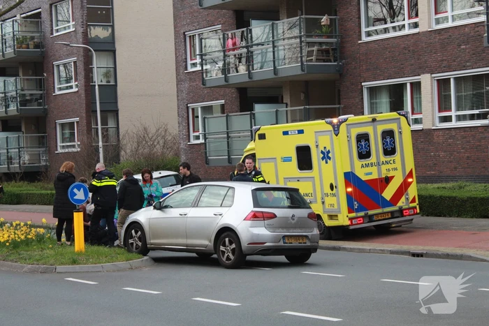 Fietser gewond nadat deze op voorruit van auto belandt