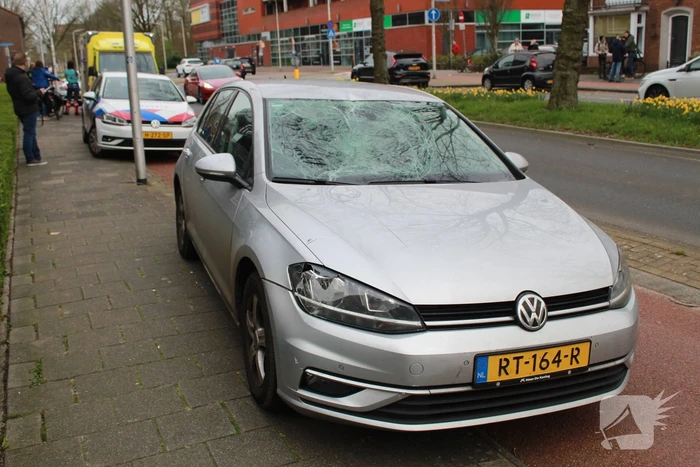 Fietser gewond nadat deze op voorruit van auto belandt