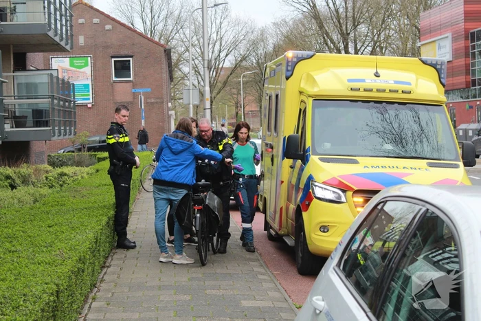 Fietser gewond nadat deze op voorruit van auto belandt