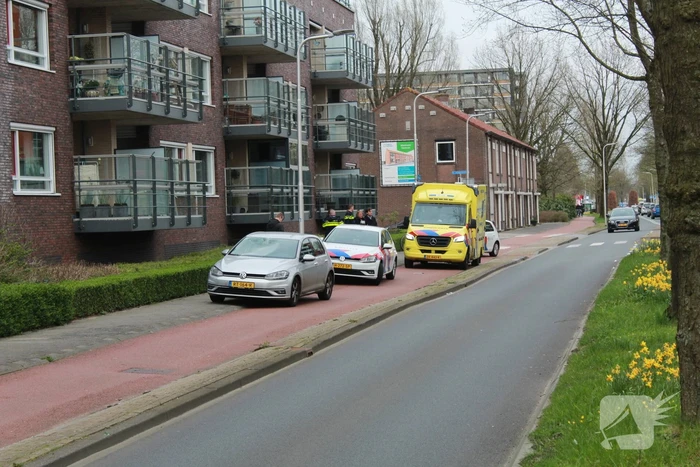 Fietser gewond nadat deze op voorruit van auto belandt
