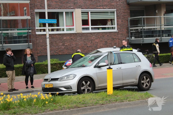 Fietser gewond nadat deze op voorruit van auto belandt