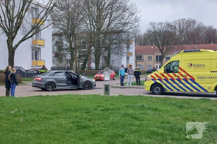 Twee personenauto's met elkaar in botsing