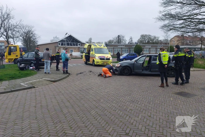 Twee personenauto's met elkaar in botsing