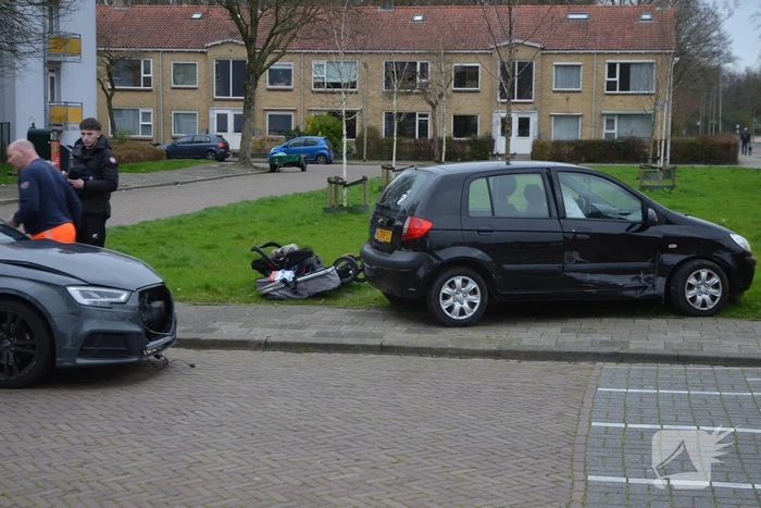 Twee personenauto's met elkaar in botsing