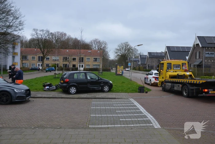 Twee personenauto's met elkaar in botsing
