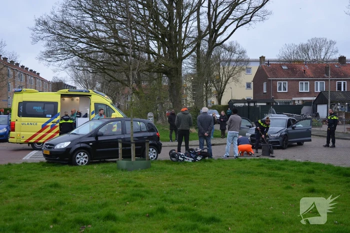 Twee personenauto's met elkaar in botsing