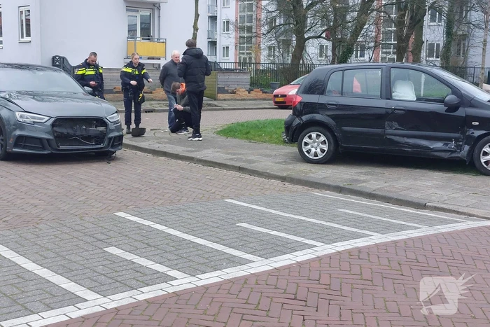 Twee personenauto's met elkaar in botsing