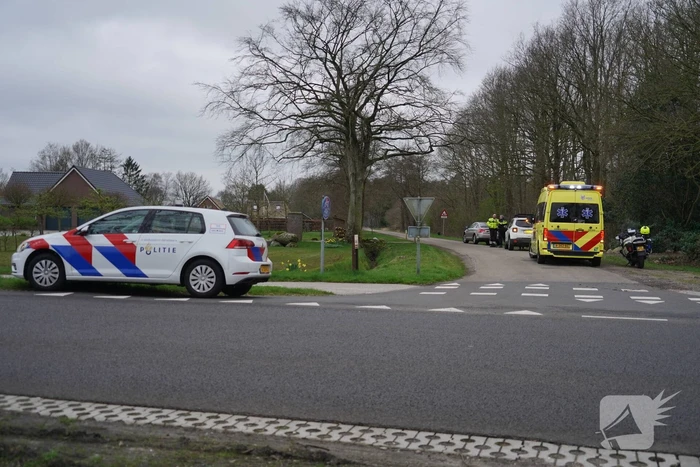 Auto komt in botsing met scooter op kruising