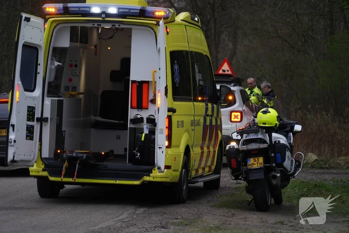 Auto komt in botsing met scooter op kruising
