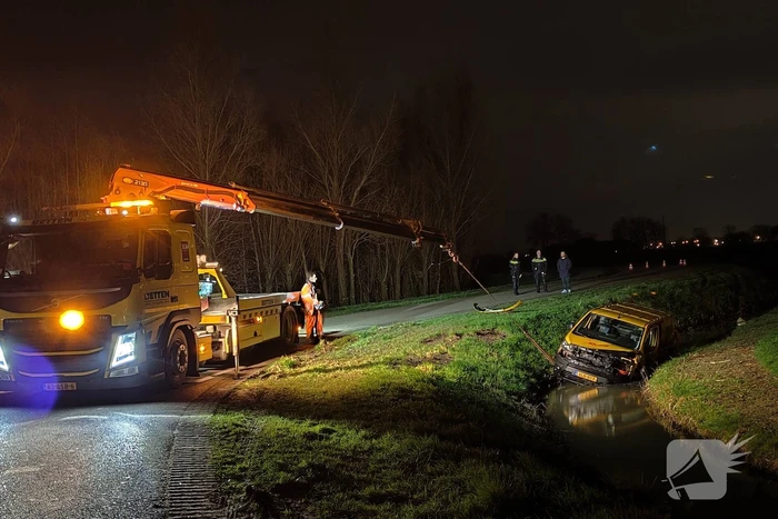Bezorgbus komt in sloot terrecht