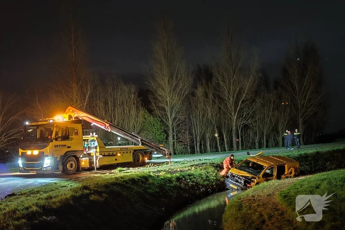Bezorgbus komt in sloot terrecht