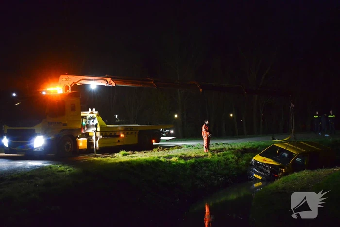 Bezorgbus komt in sloot terrecht
