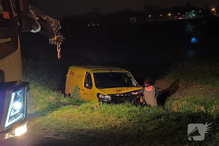 Bezorgbus komt in sloot terrecht