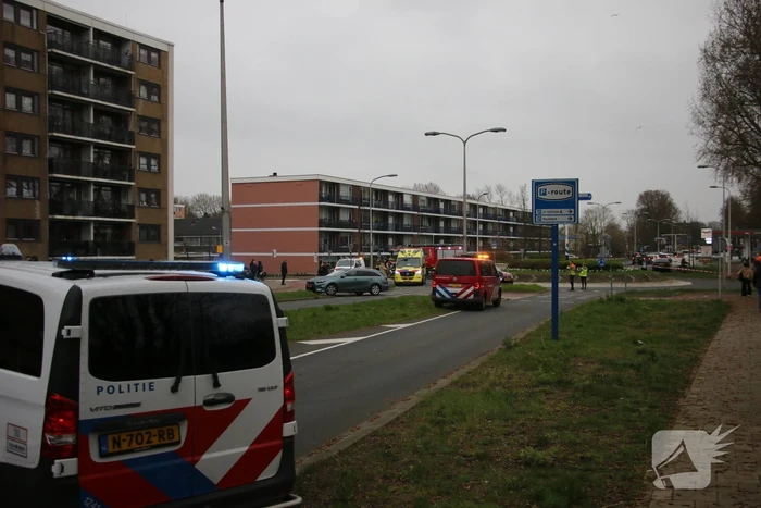 Scooter in botsing met auto op rotonde