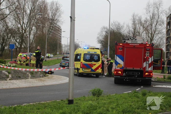Scooter in botsing met auto op rotonde
