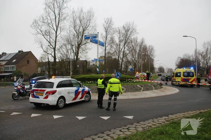 Scooter in botsing met auto op rotonde