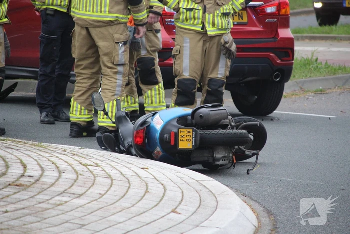 Scooter in botsing met auto op rotonde