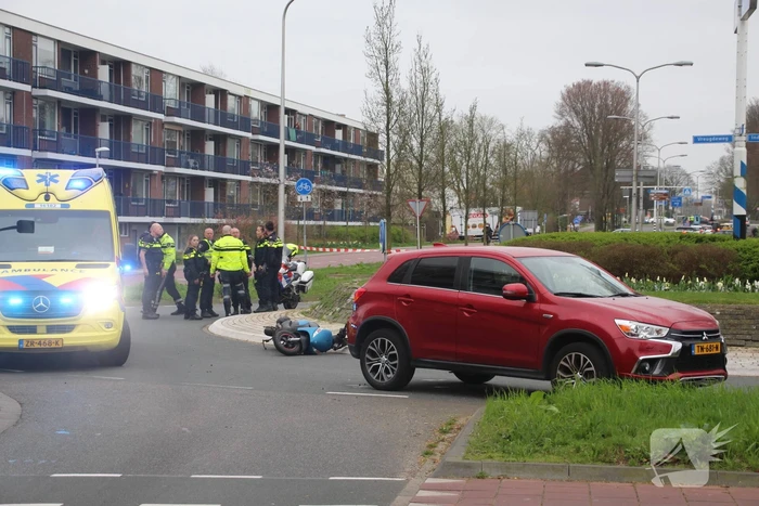 Scooter in botsing met auto op rotonde