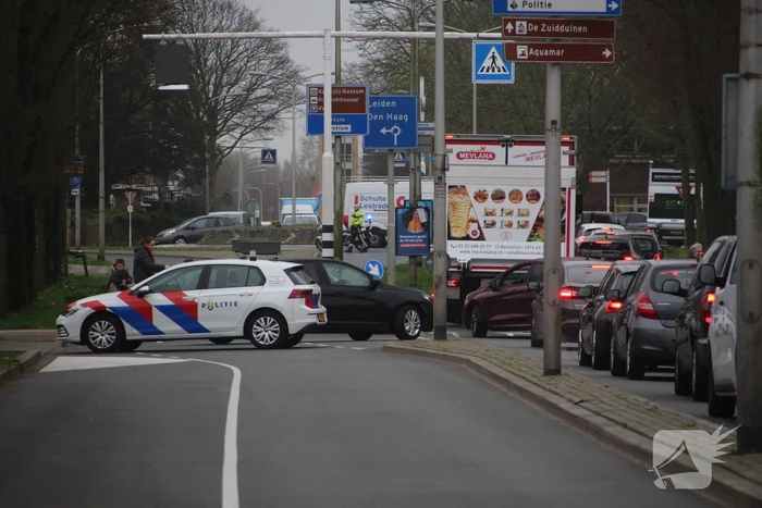 Scooter in botsing met auto op rotonde