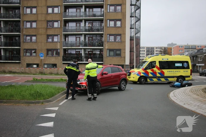 Scooter in botsing met auto op rotonde