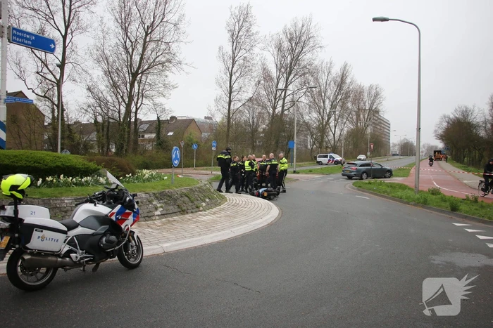Scooter in botsing met auto op rotonde