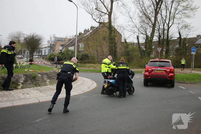 Scooter in botsing met auto op rotonde