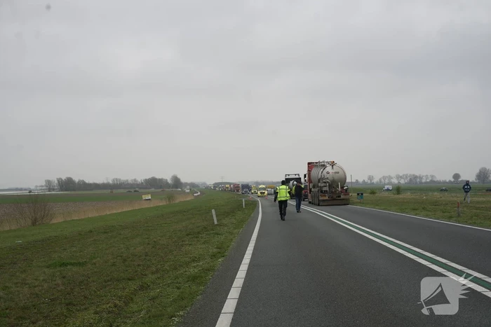 Bestelwagen belandt op zijn kant