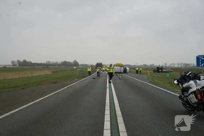 Bestelwagen belandt op zijn kant