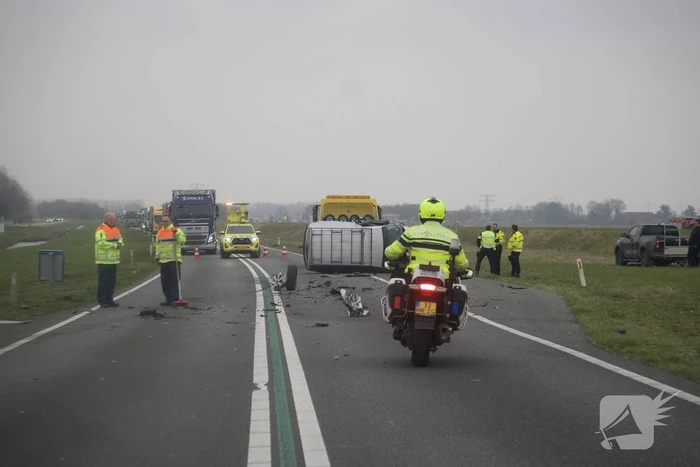 Bestelwagen belandt op zijn kant