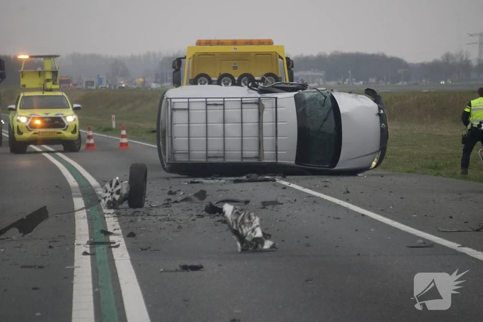 Bestelwagen belandt op zijn kant