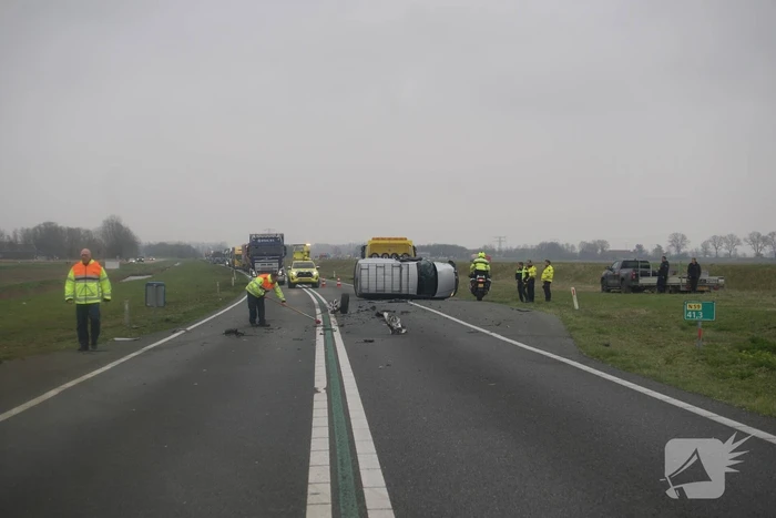 Bestelwagen belandt op zijn kant