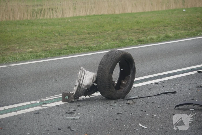 Bestelwagen belandt op zijn kant