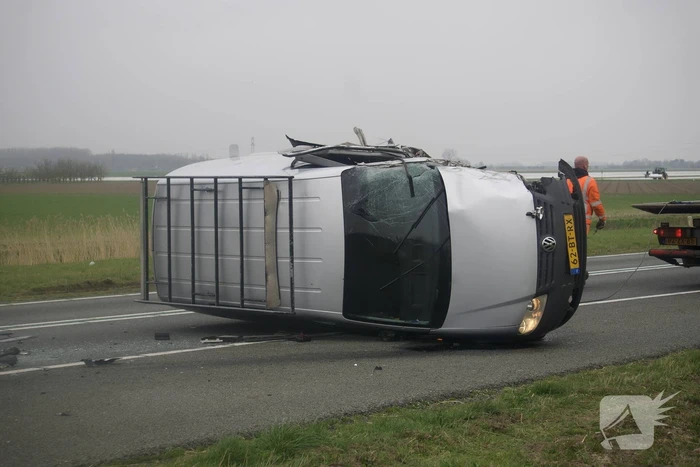 Bestelwagen belandt op zijn kant