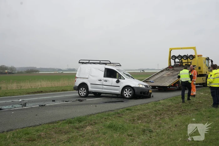 Bestelwagen belandt op zijn kant