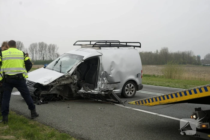 Bestelwagen belandt op zijn kant