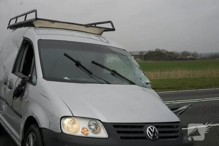 Bestelwagen belandt op zijn kant