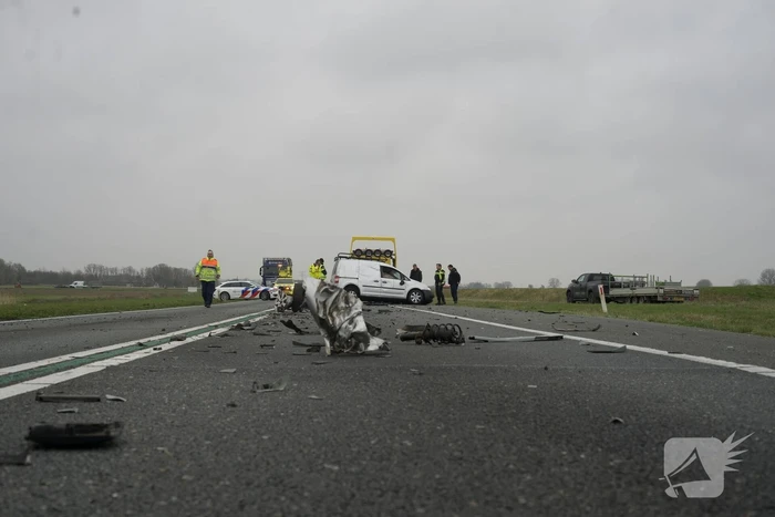 Bestelwagen belandt op zijn kant