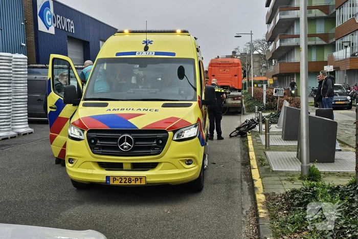 Fietser gewond bij aanrijding met vrachtwagen