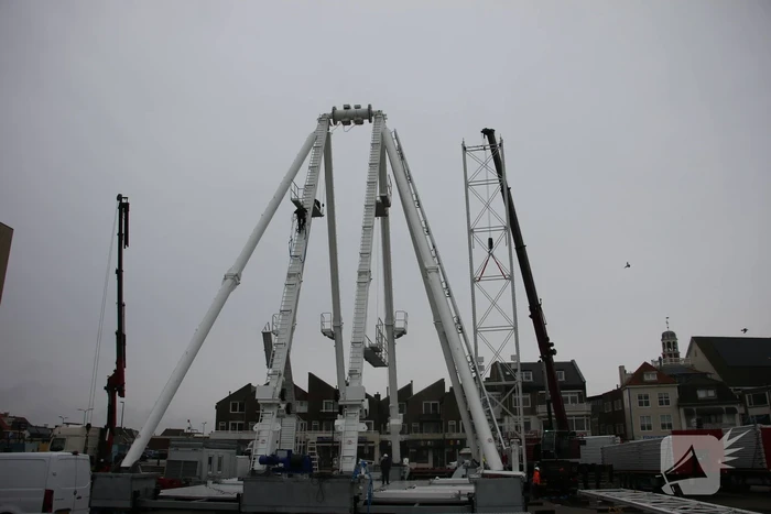 Opbouw grootste reuzenrad langs de kust in volle gang