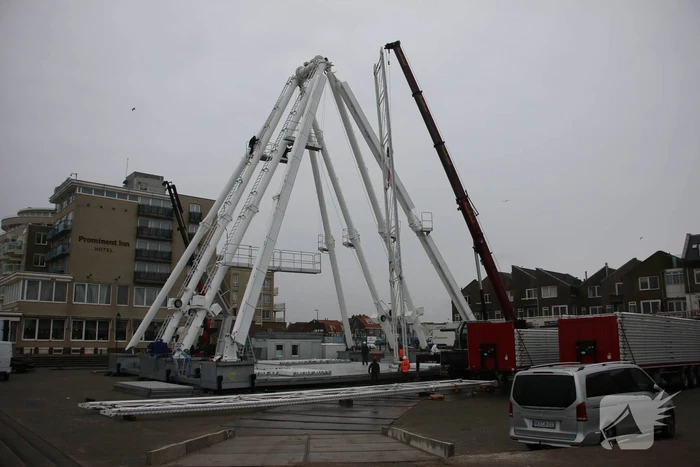 Opbouw grootste reuzenrad langs de kust in volle gang