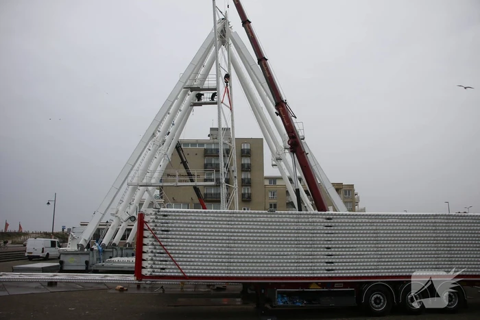 Opbouw grootste reuzenrad langs de kust in volle gang